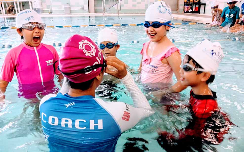 Splash trainer and the kids in the swimming pool charity kids